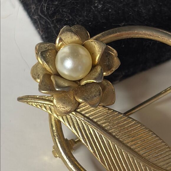 Vintage Gold Tone Circular Floral Leaf Rhinestone Brooch with Pearl Accent - Picture 2 of 6
